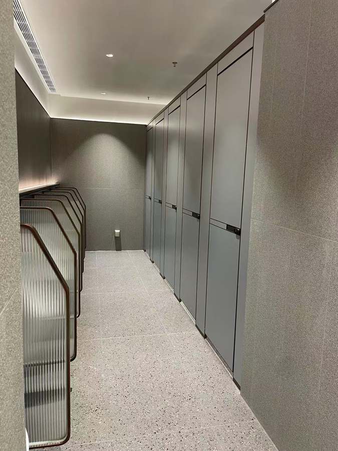 公共卫生间隔断工程安装效果