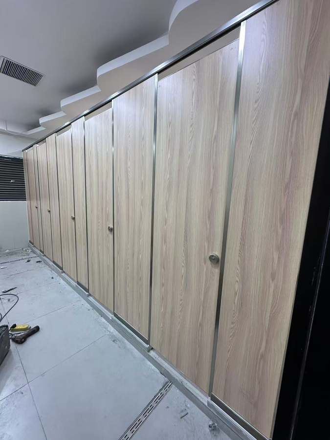 商场公共卫生间隔断工程案例